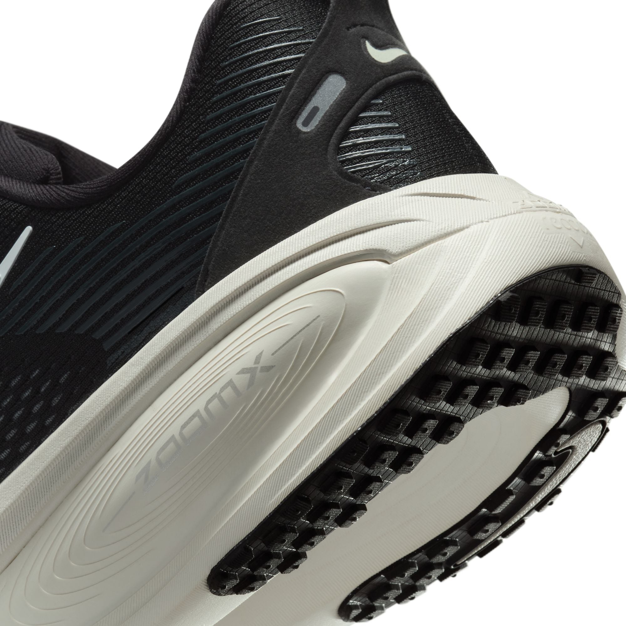Nike Vomero 18 (2E Width) - Black/Summit White (Mens)