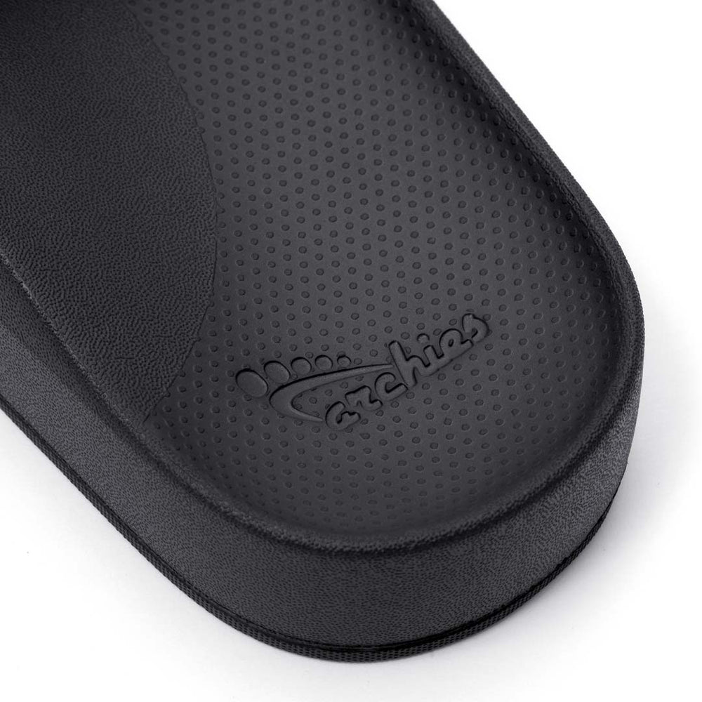 Black sandal with 'Cazuais' branding on a white background