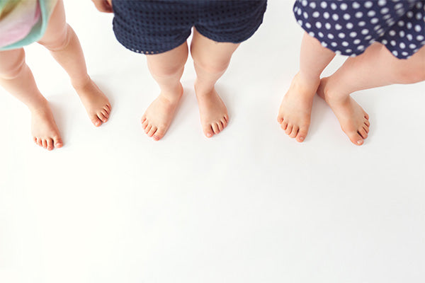 Image of three kids with flat feet in high resolution